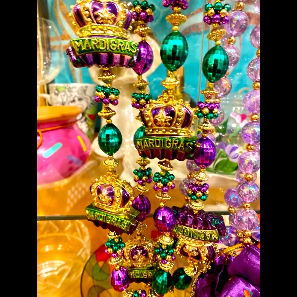 ⚜️Mardi Gras Fun Box! 4 Lbs of Necklaces, Parade Throws, Doubloons & Mem…